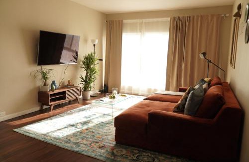 Beverly Grove Apartment | Lux Oasis in West Hollywood, Free Parking & Swimming pool