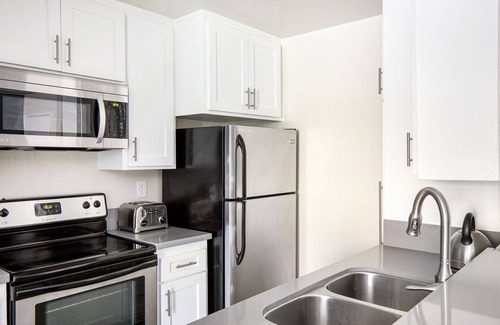 Pacific Palisades Apartment | Lux Pac Palisades 1BR w/Pool + Hot Tub near Lake Shrine by Blueground