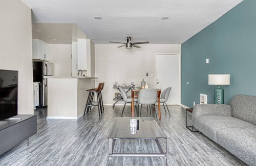 Pacific Palisades Apartment | Lux Pac Palisades 1BR w/Pool + Hot Tub near Lake Shrine by Blueground