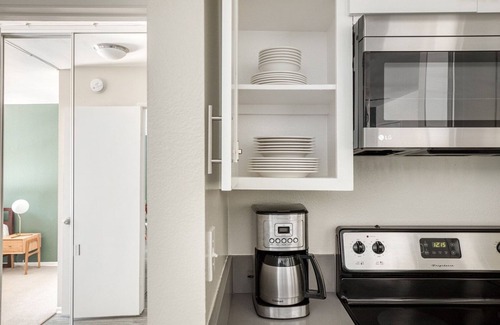 Pacific Palisades Apartment | Lux Pac Palisades 1BR w/Pool + Hot Tub near Lake Shrine by Blueground