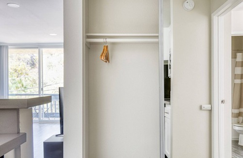 Pacific Palisades Apartment | Lux Pac Palisades 1BR w/Pool + Hot Tub near Lake Shrine by Blueground