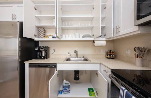 North Park Apartment | Lux Penthouse~King Beds~Workspaces~Parking~ Near Zoo, Balboa Park!