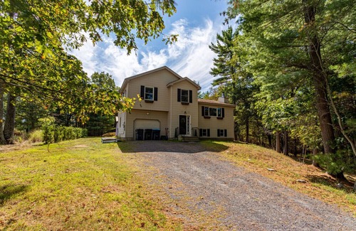 East Stroudsburg House | LUX Pocono | Hot Tub | Games | Pets | Fire Pit