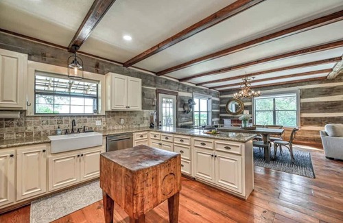 Fredericksburg Cabin | Lux Ranch w/Hottub|AlamoSprings