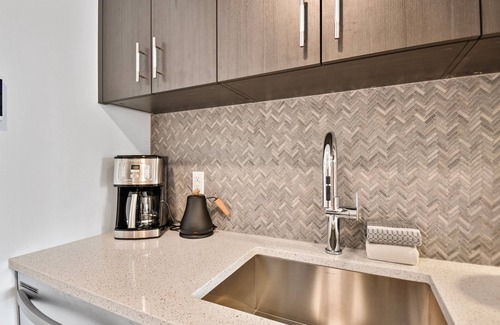 Deer Valley Apartment | Lux, Sleeps 4, king bed, hot tub, views, gym
