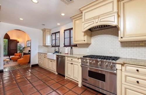 Carthay Circle House | Lux Spanish Style Mansion 4BD+BA Jacuzzi,Dog House