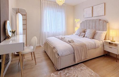 Leeds Apartment | Lux Stays - Luxury Leeds City Apartment with Jacuzzi & Free Parking