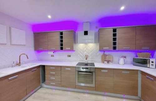 Leeds Apartment | Lux Stays - Luxury Leeds City Apartment with Jacuzzi & Free Parking