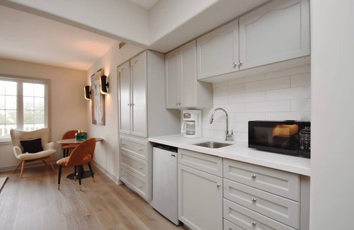 Oro-Medonte Apartment | Lux Studio-King Bed with Pool on Grounds