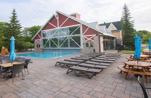 Oro-Medonte Apartment | Lux Studio-King Bed with Pool on Grounds