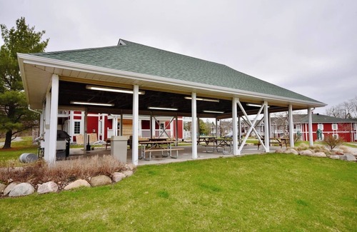 Oro-Medonte Apartment | Lux Studio-King Bed with Pool on Grounds