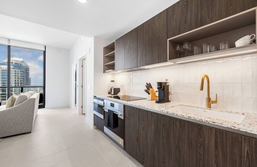 Downtown Miami Apartment | Lux Studio W City Views and Pool