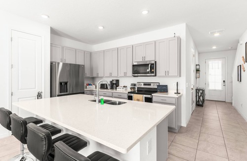 West Haven House | Lux Townhouse in Champions Gate - 10 miles to Disney World!