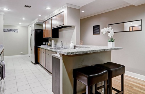 Houston Condo | Lux Uptown Galleria Highrise - King Bed & City View