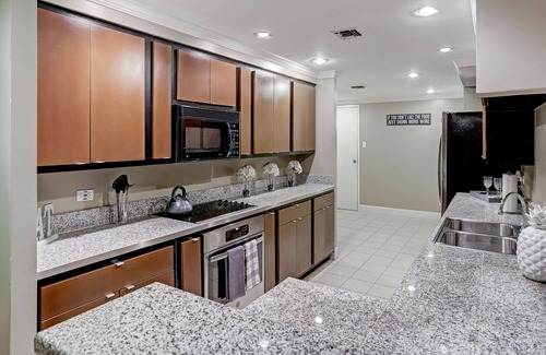 Houston Condo | Lux Uptown Galleria Highrise - King Bed & City View