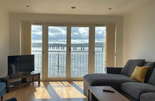 Dundee Apartment | Lux Waterfront 2 bed Apt, V&A 10min walk, St Andrew's Golf 25min drive