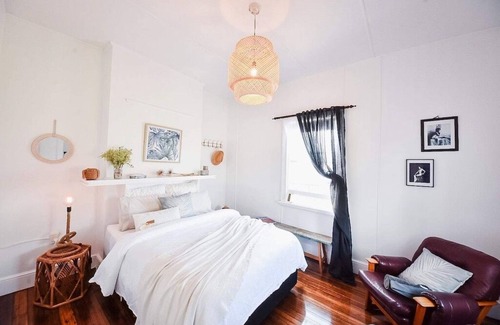George Town Bed & Breakfast | Lux. Waterfront Cottage, Amazing Water Views/Fire Pit/Central/5km-MTB & Beach
