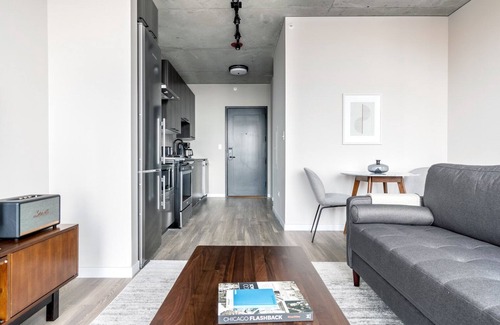 West Loop Apartment | Lux West Loop Studio w/Pool, Gym, nr. Restaurant Row, by Blueground