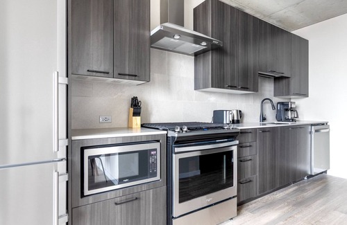 West Loop Apartment | Lux West Loop Studio w/Pool, Gym, nr. Restaurant Row, by Blueground