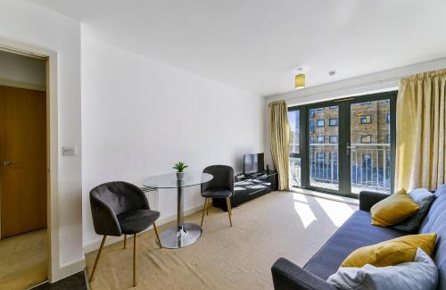 Bow Apartment | Luxe 1 bed flat 5 mins to Stratford - Free Parking