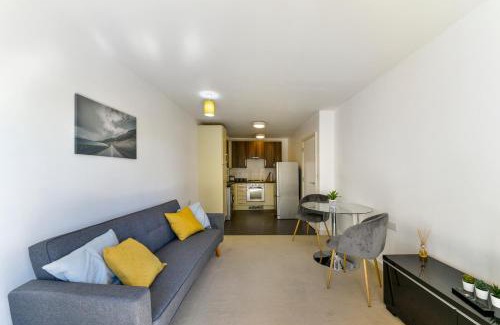 Bow Apartment | Luxe 1 bed flat 5 mins to Stratford - Free Parking