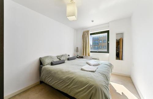 Bow Apartment | Luxe 1 bed flat 5 mins to Stratford - Free Parking