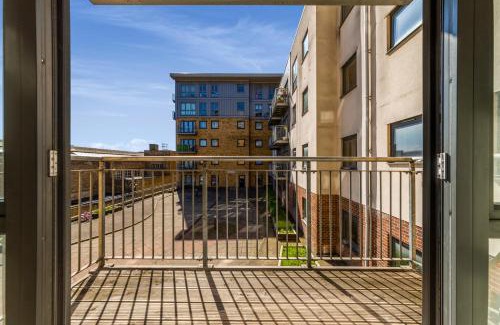 Bow Apartment | Luxe 1 bed flat 5 mins to Stratford - Free Parking