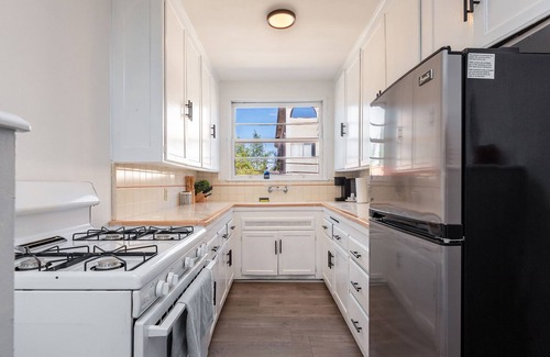 Carthay Circle Apartment | Luxe 1-bedroom Apartment with Hot Tub