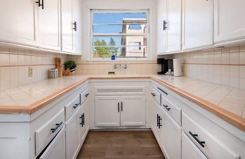 Carthay Circle Apartment | Luxe 1-bedroom Apartment with Hot Tub
