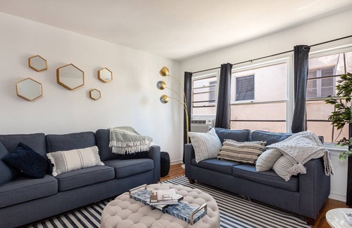 Carthay Circle Apartment | Luxe 1-bedroom Apartment with Hot Tub