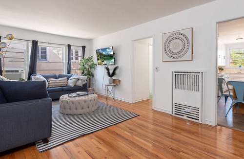Carthay Circle Apartment | Luxe 1-bedroom Apartment with Hot Tub