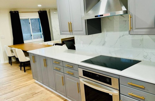 Troy House | Luxe 2,300sqf+finished basement, 2 90" TVs, Peloton bk, pool tbl, modern & open
