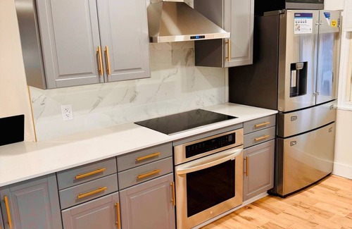 Troy House | Luxe 2,300sqf+finished basement, 2 90" TVs, Peloton bk, pool tbl, modern & open