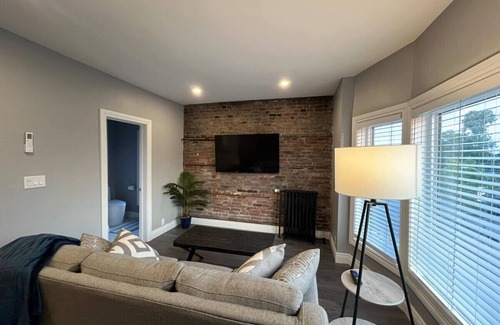 East Windsor Hotel | Luxe 2 bed in the Heart of it Walkerville!