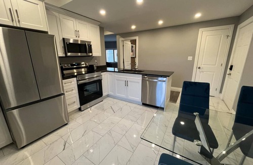 East Windsor Hotel | Luxe 2 bed in the Heart of it Walkerville!