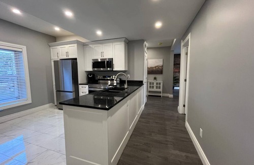 East Windsor Hotel | Luxe 2 bed in the Heart of it Walkerville!