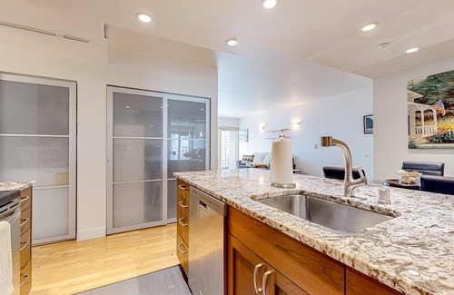 Downtown Seattle Condo | Luxe 21st-floor condo in the heart of downtown with pool, hot tub & gym