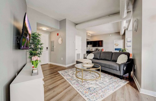 Gateway District Apartment | Luxe 2B in Playhouse Square Pool & Spa Gym