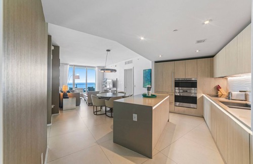 Hollywood South Central Beach Apartment | Luxe 2BR Retreat Stunning Skyline & Ocean View