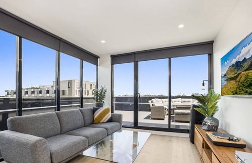 Brunswick Apartment | Luxe 3-Bed Apartment Near Lygon St Bars and Dining