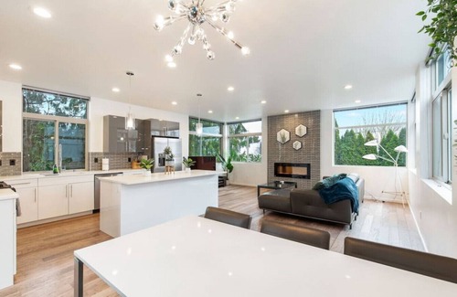 Ballard House | Luxe 3Bdr Home | Parking | Roof Oasis | City Views