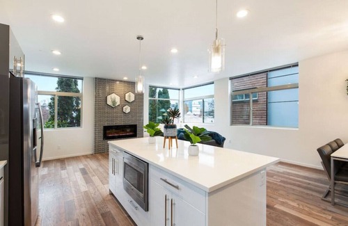Ballard House | Luxe 3Bdr Home | Parking | Roof Oasis | City Views