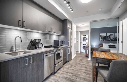 Church and Wellesley Apartment | Luxe 3BR Apt with GYM and Pool near Allan Gardens