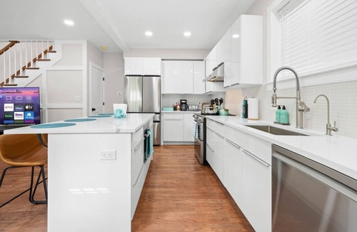 Lower Allston Apartment | Luxe 3BR | Free Parking | Harvard/BU | ROKU TV