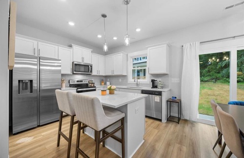 Durham House | Luxe 3BR Retreat Mins to Duke Campus, DPAC, NCCU & Downtown Durham/FREE PARKING