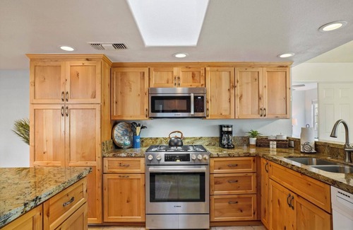 Lakeside House | Luxe 3BR Retreat Pool & Spa, SoCal Haven