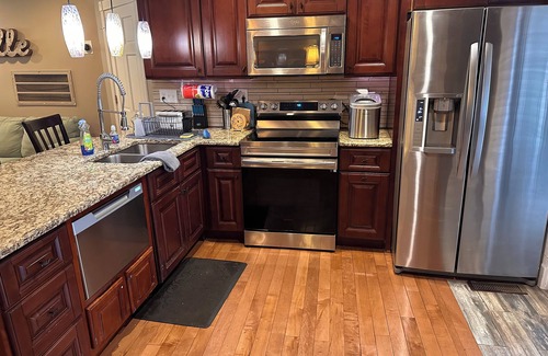 Glencliff House | Luxe 4BR 2BA Getaway w/Large Hot Tub & Private Backyard 10mins from Downtown