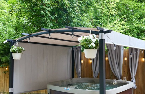 Downtown House | Luxe 5BR Designer Retreat w/Hot Tub | 3 mins to Downtown, 8 to NC State