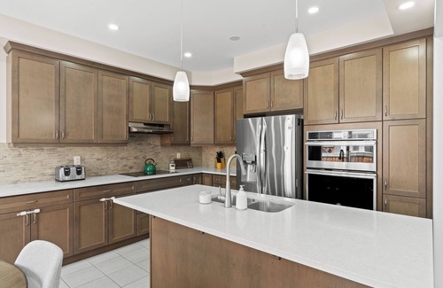 Halton Regional Municipality House | Luxe 6 Bed Home | Lion Safari | Ping Pong | Fallsn