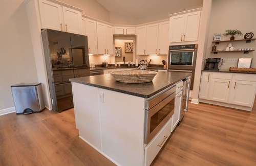 Rockbridge Cabin | Luxe 6-bedroom Lodge - Seasonal Pool, Theater Room, Short Drive to State Parks